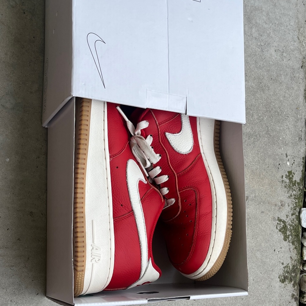 Nike Air Force 1 Low in Red & vintage White m9